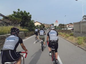 鉄道跡のサイクリングロードを行く