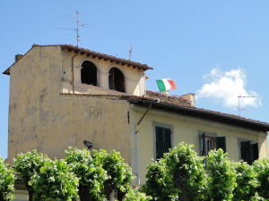 イタリア国旗が掲げられた古い建物