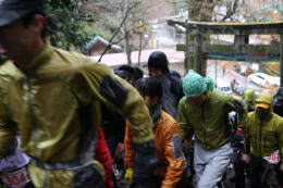 3kmの激坂を上り始める選手たち