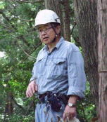 山仕事中の中島邦彦さん