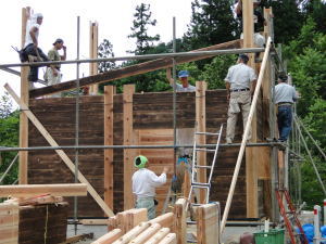 地元の人たちによる建築中の様子