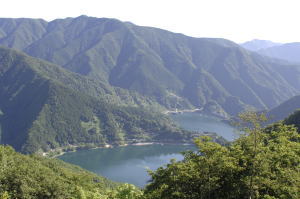 奥多摩湖と奥多摩の山並み、大都市東京が誇るリゾートだ