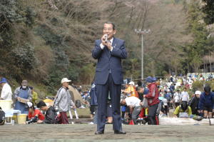 竹内青梅市長のスピーチの様子