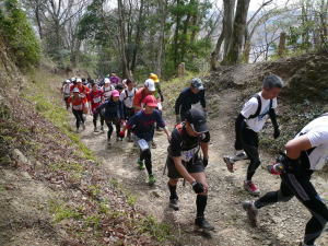 十分に整備清掃されたコース、やぐら台の激坂を上る選手の列