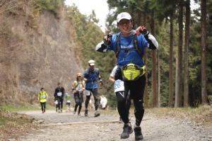 ゲットした高水山パワーのお守りを見せてくれた選手