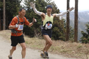 胸にはゲットしたお守り、陽気な選手たち