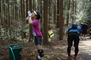 柄杓で水を飲む選手。これがまた美味い!!