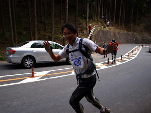 榎峠をクリアした池田さん、いざ、第2シテージ高水山へ