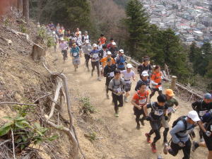 スタート後、約2km地点を駆ける選手の一団。眼下には青梅市街。