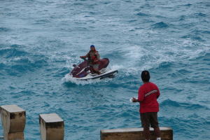 海上にスタンばばっているレスキューの海上警察官
