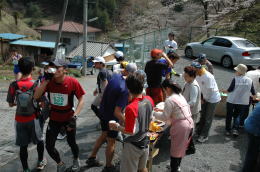 白岩地区のエイド、住民の人がボランティア