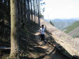 絶景ポイント、遠くに山々が見える