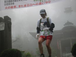 雨に煙る高水山常福院の境内、幻想的だ。