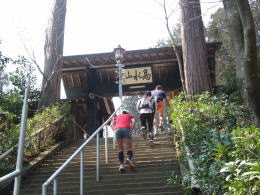 高水山常福院境内に上がる階段を行く選手