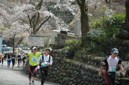 白岩地区の急坂を登る選手たち