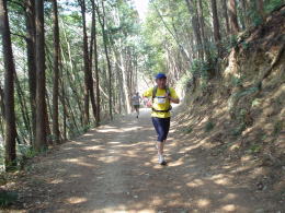 青梅丘陵ハイキングコースを行く選手