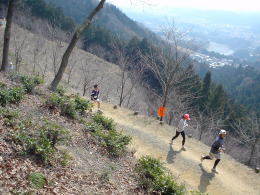 眼下には多摩川と青梅市街が見える